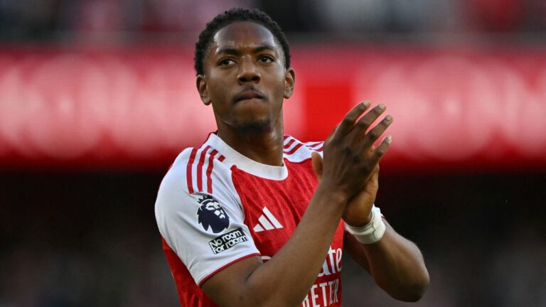 Myles Lewis-Skelly en duel avec un joueur de Chelsea lors d'un match de Premier League