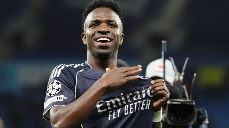 Vinicius Junior en duel avec un défenseur du Real Madrid au Bernabéu
