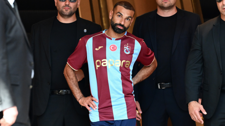 Mohamed Salah en tenue de Trabzonspor lors de sa présentation officielle