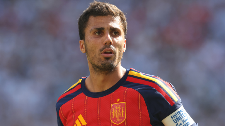 Rodri en discussion avec Xavi Hernandez pour un transfert au FC Barcelone