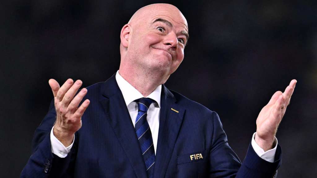 Luis Figo et Gianni Infantino lors d'une conférence de presse tendue à Zurich