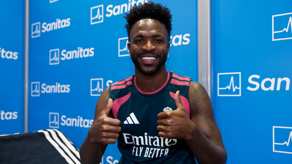 Vinicius Junior célébrant un but au Santiago Bernabéu avec le maillot du Real Madrid