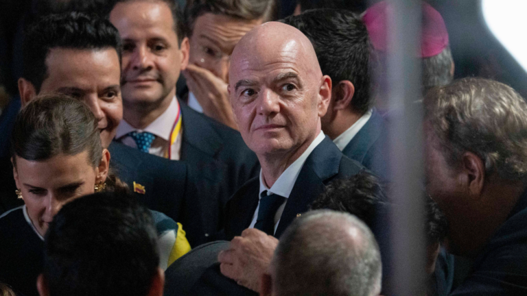 Gianni Infantino lors d’une conférence de presse sous pression