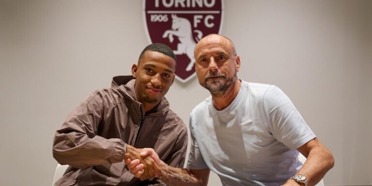 ** "Mohamed Belghali célébrant son arrivée au Torino, entouré des joueurs et du staff technique."
