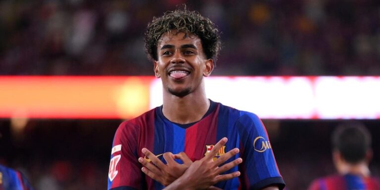"Lamine Yamal célèbre son 10ᵉ but en Liga, un sourire confiant sous les projecteurs du Camp Nou."