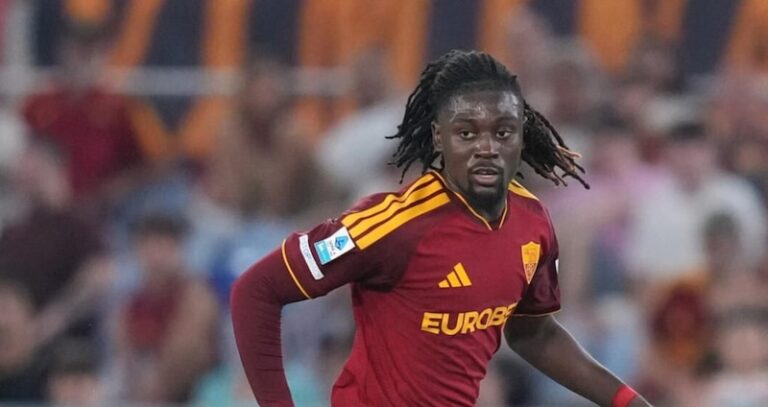 ** "Koné en action pour l'Inter Milan lors d'un match de Serie A, dribblant un défenseur adverse sous les yeux de Simone Inzaghi."