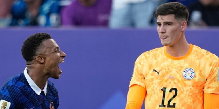 Gardien de football en action sur un terrain de Coupe du Monde