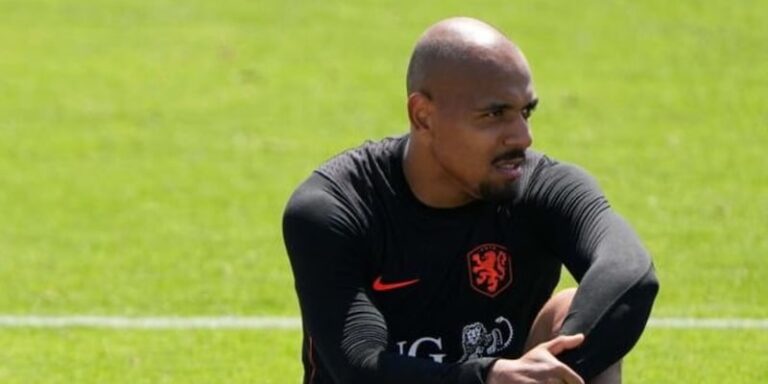 Donyell Malen sous la pression en équipe nationale des Pays-Bas, avec Ronald Koeman en arrière-plan.