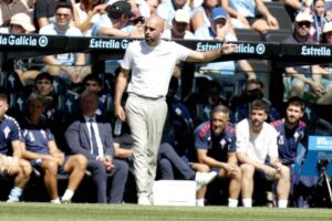 Entraîneur Giráldez en conférence de presse avant un match d'Europa League