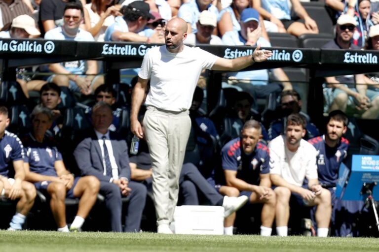 Entraîneur Giráldez en conférence de presse avant un match d'Europa League