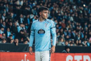 Miguel Román joueur de football exprimant sa joie devant le logo de l'Europa League