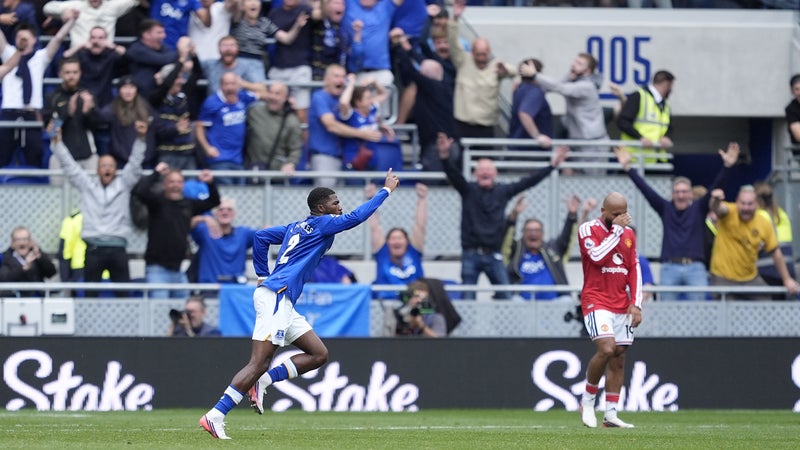Ainsley Maitland-Niles célébrant son but contre Manchester United avec Everton en Premier League