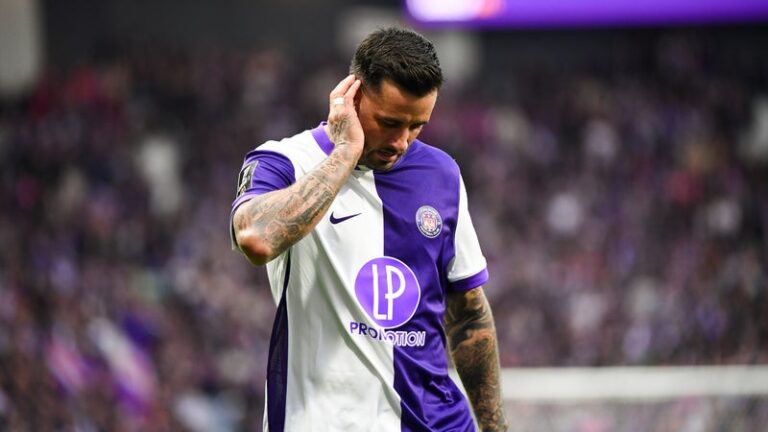 Aron Dönnum, joueur de football du Toulouse FC, sur le terrain.