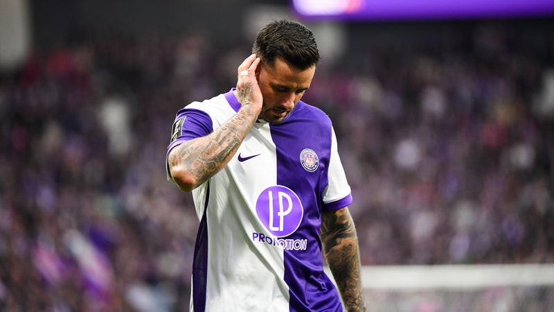 Aron Dönnum, joueur de football du Toulouse FC, sur le terrain.