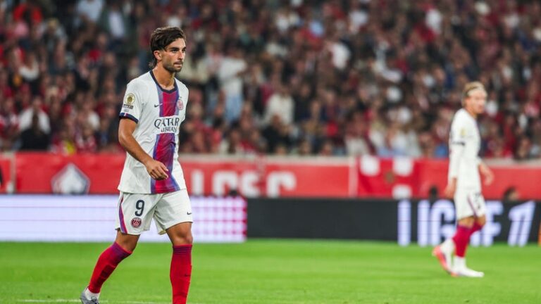** "Parc des Princes vide en été, le PSG mise sur la stabilité plutôt que sur les transferts spectaculaires."