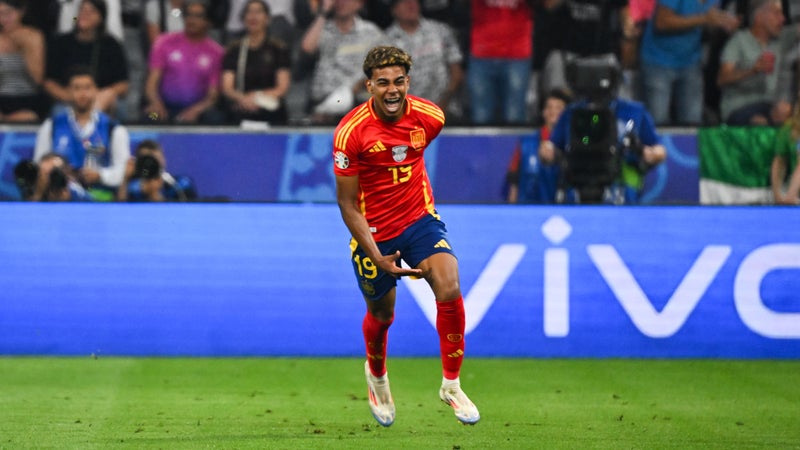 Lamine Yamal, jeune prodige du FC Barcelone et de l'Espagne, en action lors d'un match de Liga