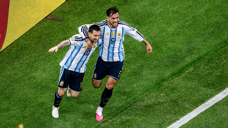 **Messi Retraite Internationale : L&rsquo;hommage poignant de Paredes et les 3 défis pour l&rsquo;Argentine**