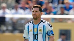 Lionel Messi honoré d&rsquo;une minute d&rsquo;applaudissements à la 10e minute sur tous les terrains argentins après sa retraite internationale
