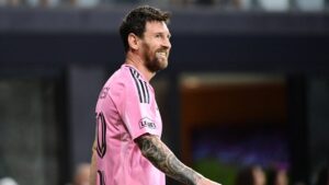Lionel Messi lève les bras après un but à l’Inter Miami, en arrière-plan le Sun Life Stadium