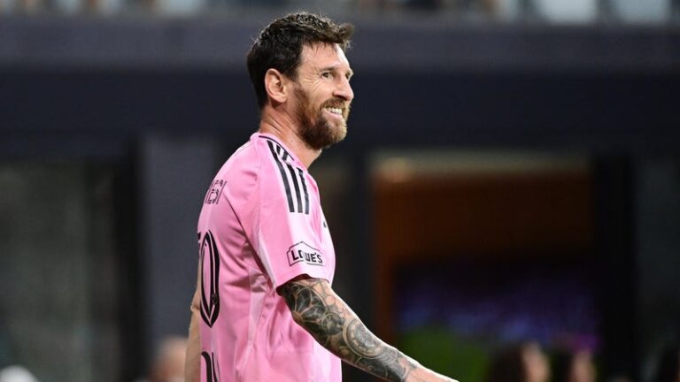 ** Lionel Messi en action avec l’Inter Miami, casquette sur la tête, célébrant un but lors d’un match de MLS.
