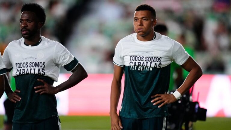 Kylian Mbappé, Ibrahima Konaté et Vinicius Jr. avec un t-shirt affichant un message de soutien.