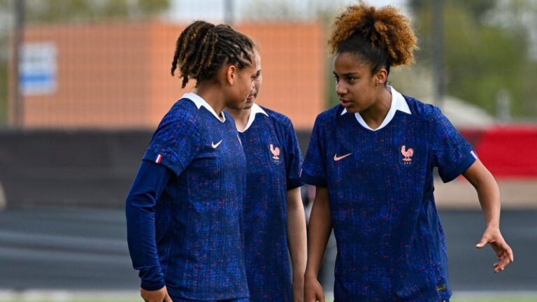 Justine Rouquet célébrant son but sur corner pour la France U20 féminine.