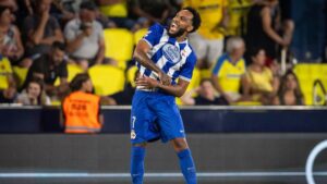 Pierre-Emerick Aubameyang célébrant un but avec le maillot du Deportivo La Corogne