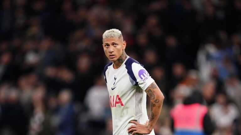 Richarlison joueur de football en maillot de Tottenham