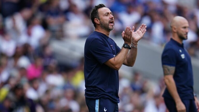 Roberto De Zerbi lors d'un entraînement de Tottenham en 2024