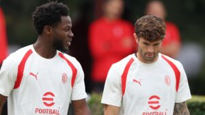 Christian Pulisic, Weston McKennie, Yunus Musah en action football en maillots de leurs clubs européens.